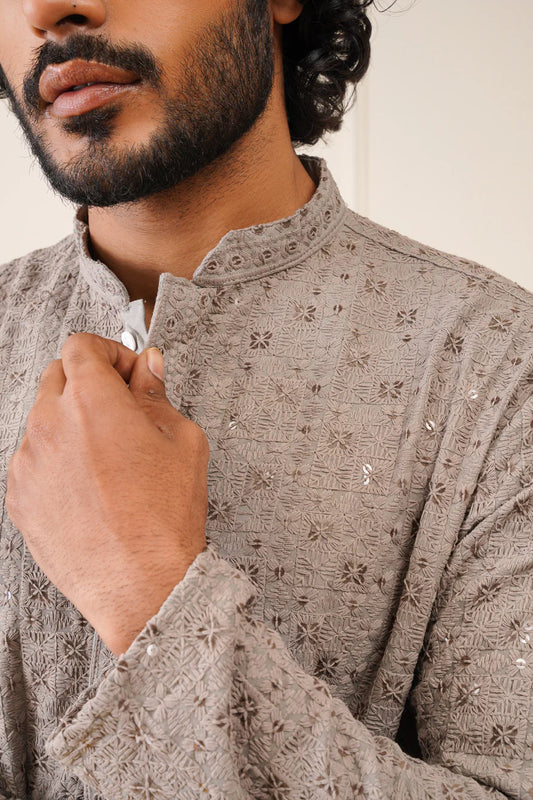 Grauer Kurta Pyjama Herren Nahaufnahme Kragen mit feiner Stickerei Indische Kleidung