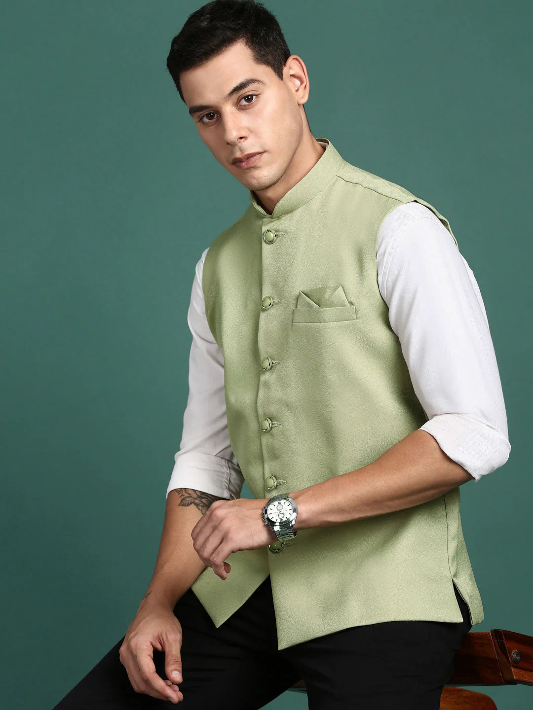 Grüne Nehru Jacket Herren Slim Fit Seitenansicht Model Haldi Mehndi Indische Weste
