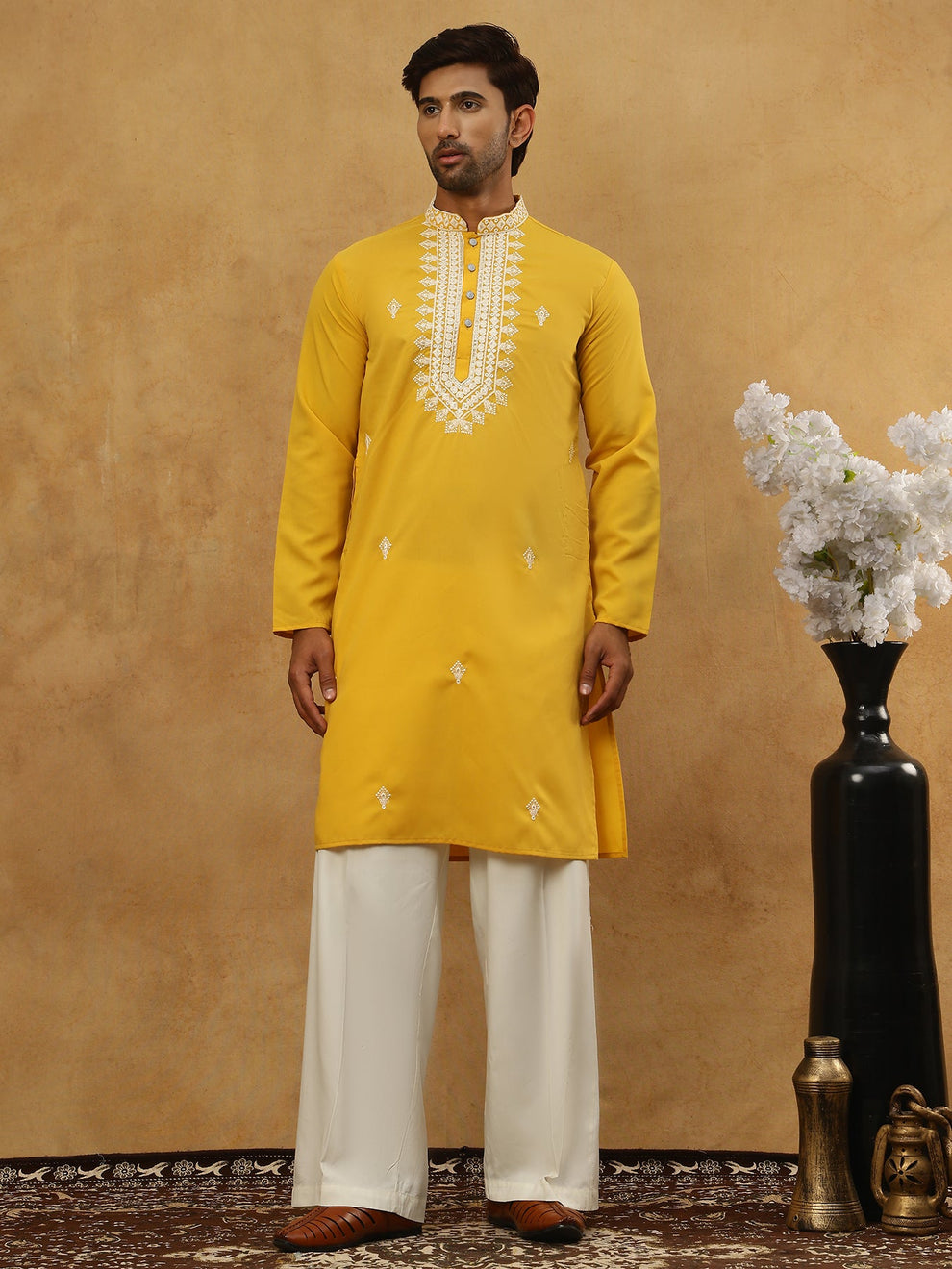 Herren Kurta Pyjama Set in Senfgelb mit Stickerei