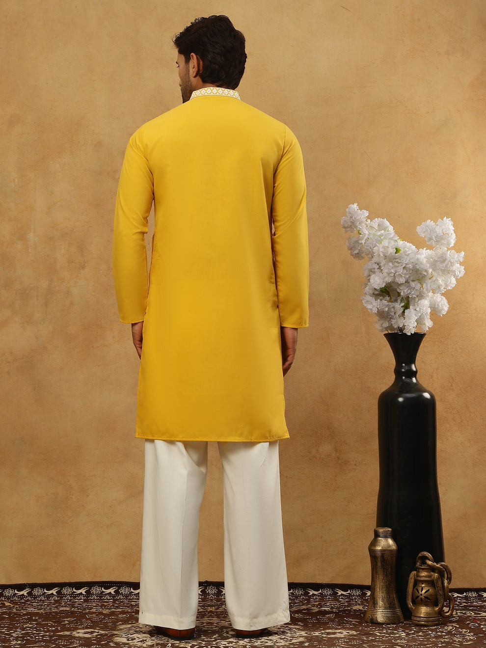 Herren Kurta Pyjama Set in Senfgelb mit Stickerei
