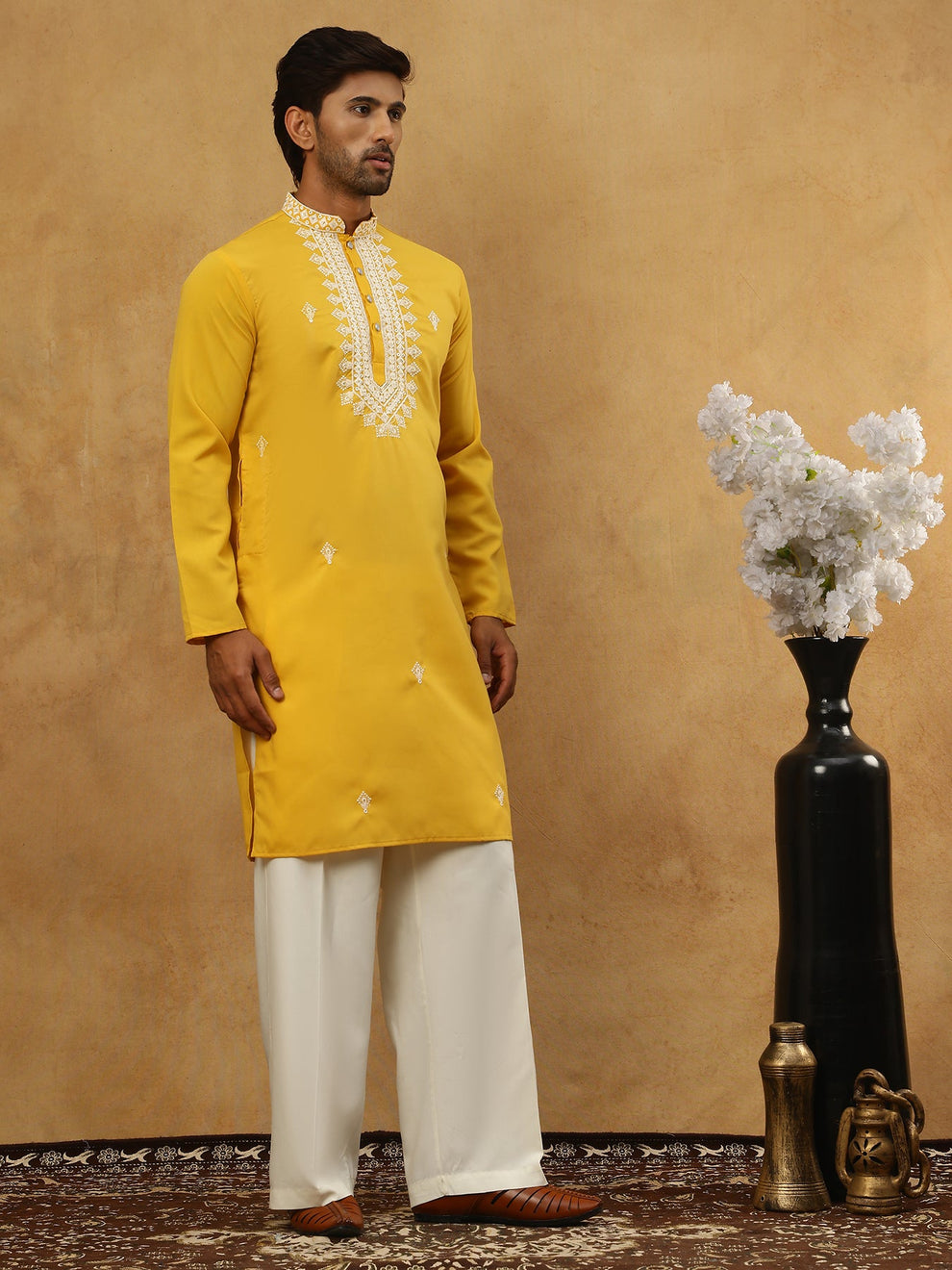 Herren Kurta Pyjama Set in Senfgelb mit Stickerei