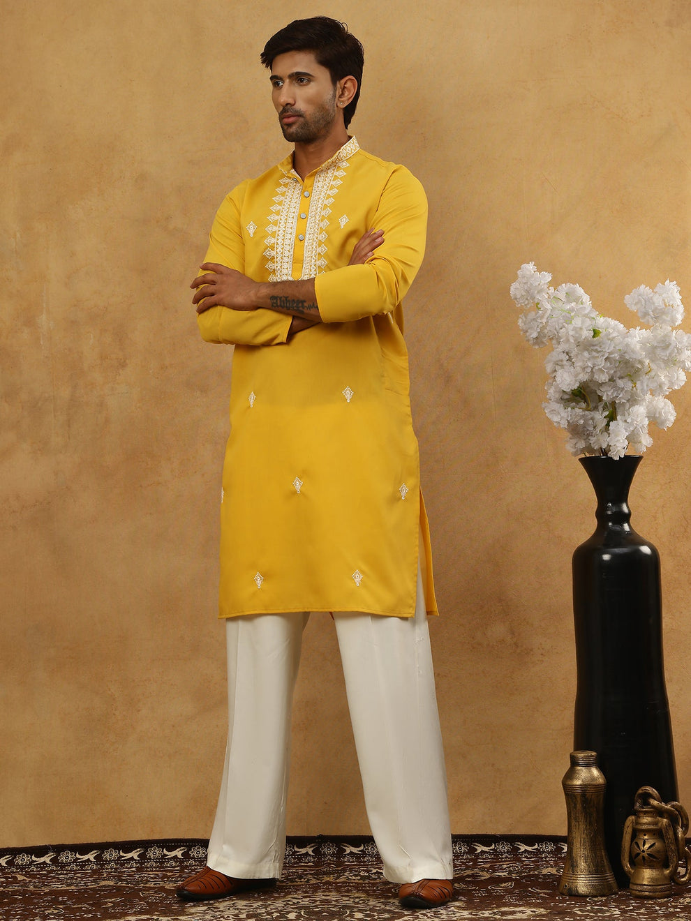 Herren Kurta Pyjama Set in Senfgelb mit Stickerei