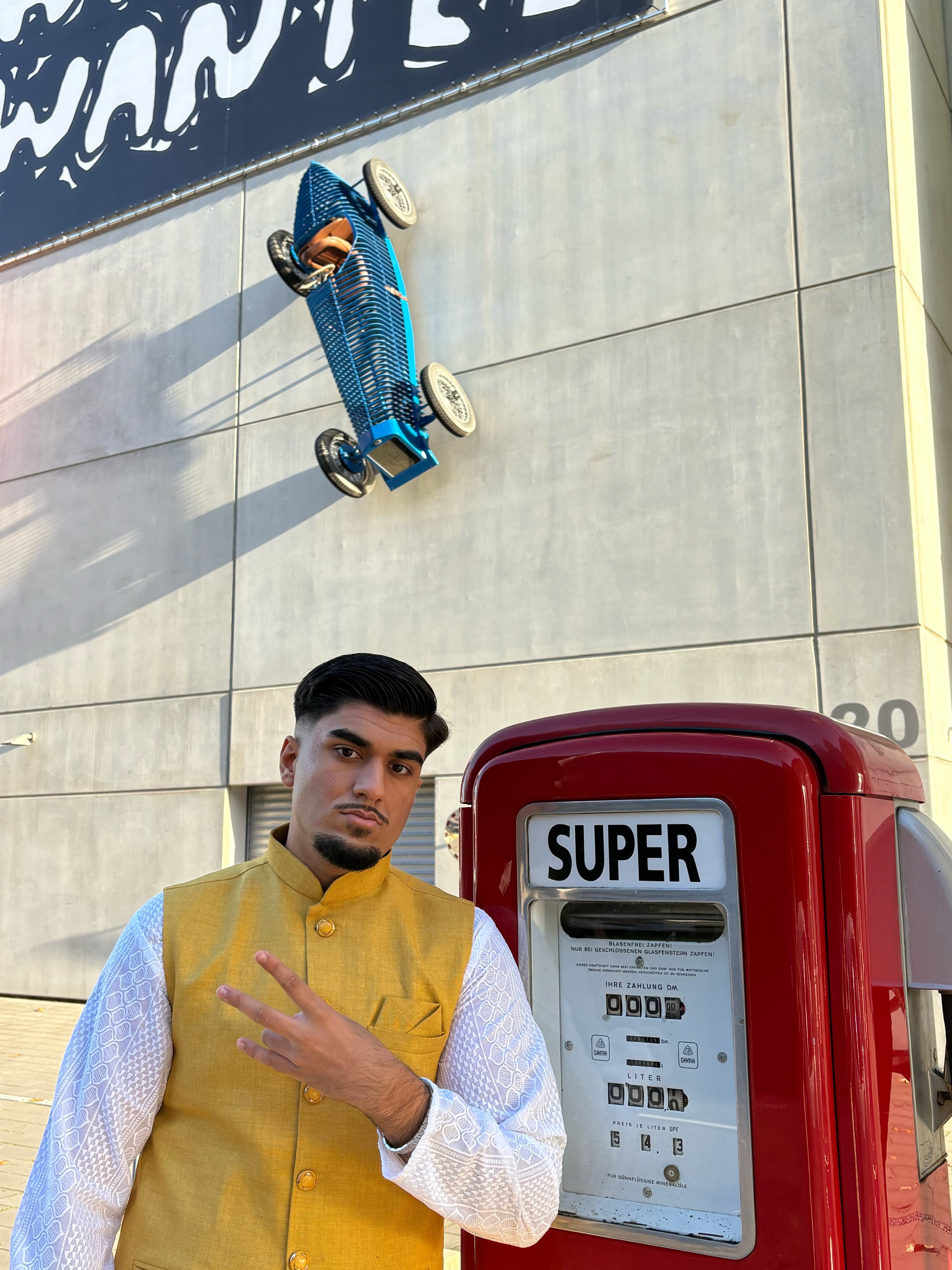 Elegante Nehru Jacket Vest von Desi Desire Couture, kombiniert mit traditionellem Kurta Pyjama / Pajama – stilvolle indische und pakistanische Kleidung für Herren. Moderne Desi Mode mit klassischem Design, ideal für Hochzeiten, Feste und Zeremonien – authentische Desi Desire Couture Fashion mit edlen Stoffen und hochwertigem Schnitt