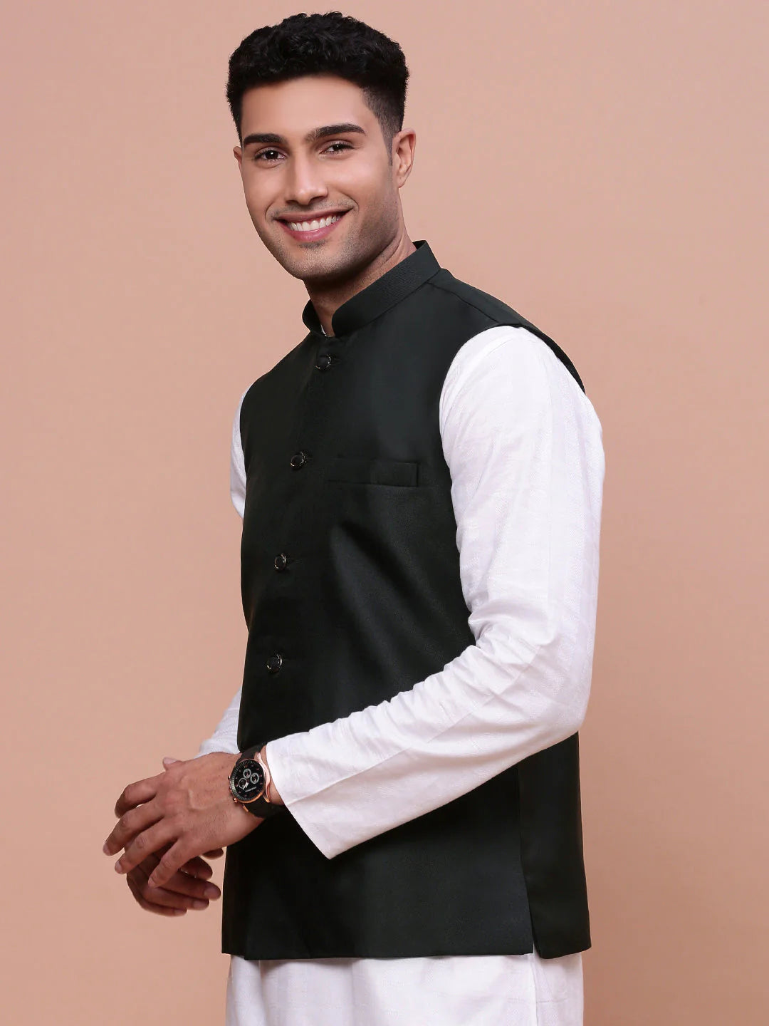 Schwarze Nehru Jacket Herren Slim Fit Seitenansicht Indische Weste mit weißem Kurta Pyjama