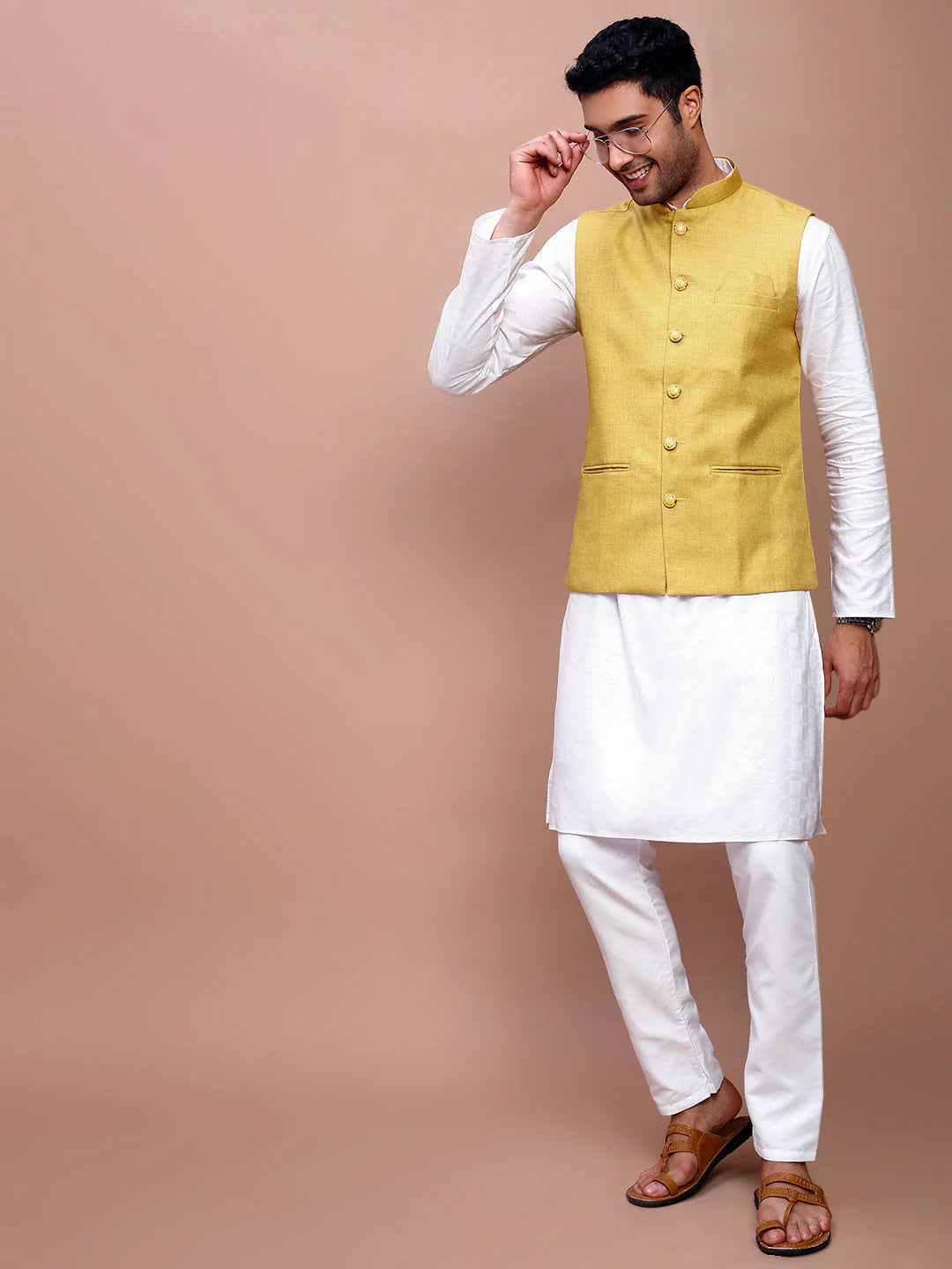 Gelbe Nehru Jacket Herren Slim Fit Ganzkörper Haldi Mehndi Indische Weste Styling über weißem Kurta Pyjama