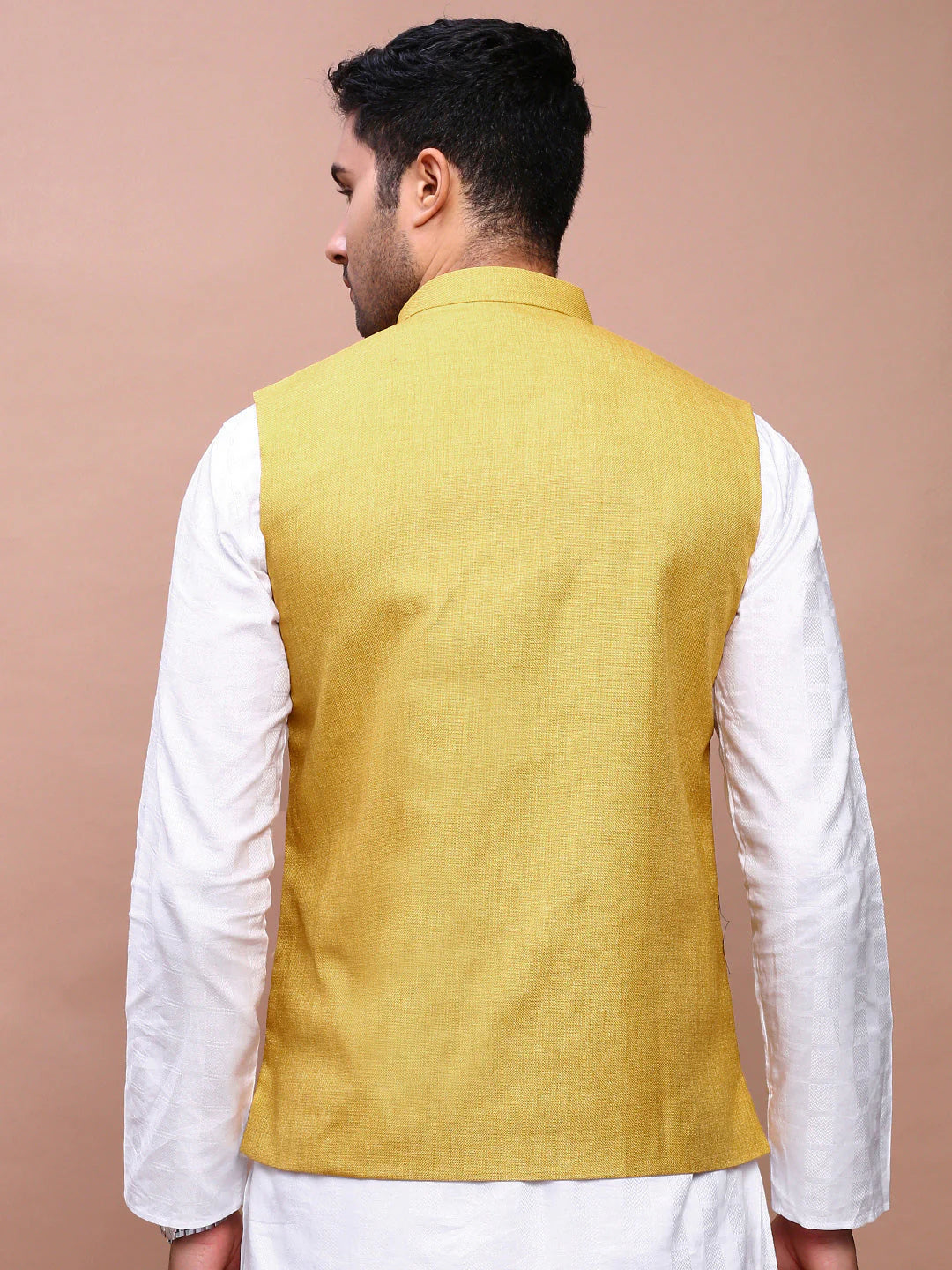 Gelbe Nehru Jacket Herren Slim Fit Rückenansicht links Haldi Mehndi Indische Weste über weißem Kurta Pyjama