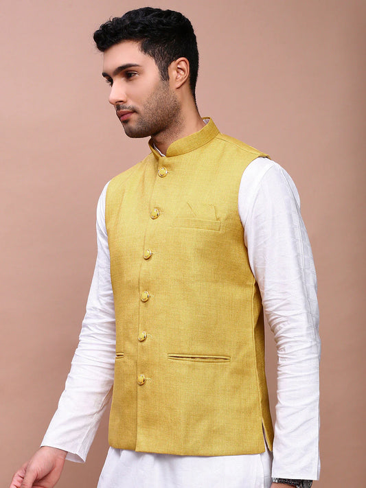 Gelbe Nehru Jacket Herren Slim Fit linke Seitenansicht Haldi Mehndi Indische Weste über weißem Kurta Pyjama