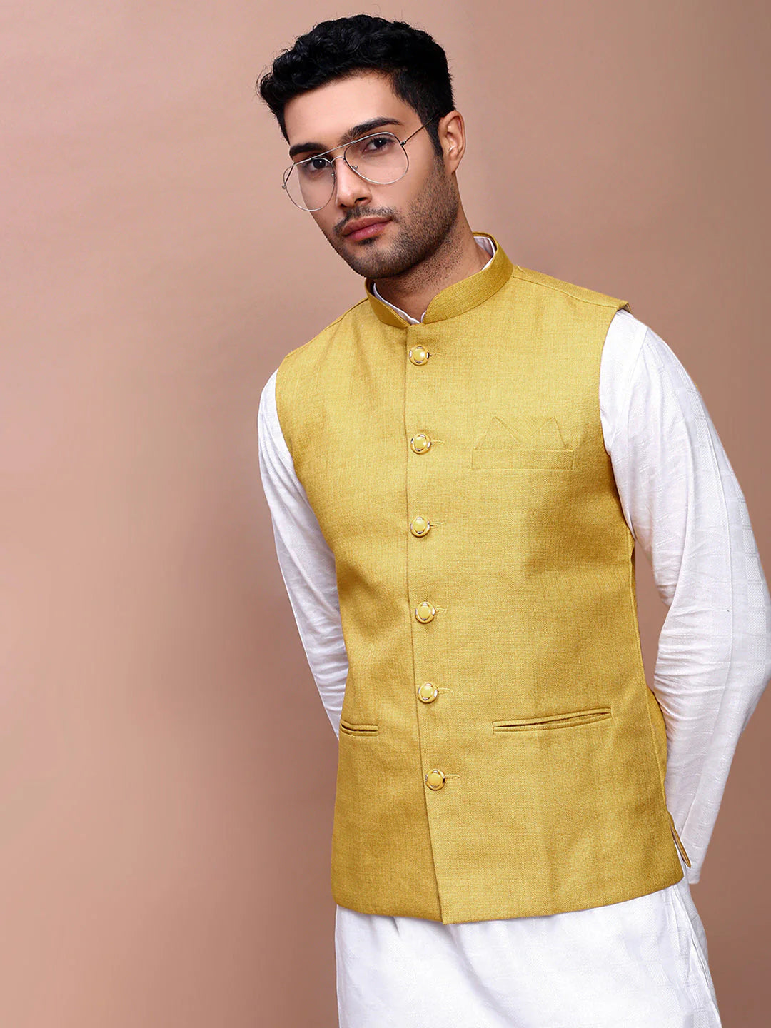 Gelbe Nehru Jacket Herren Slim Fit Seitenansicht rechts Haldi Mehndi Indische Weste über weißem Kurta Pyjama