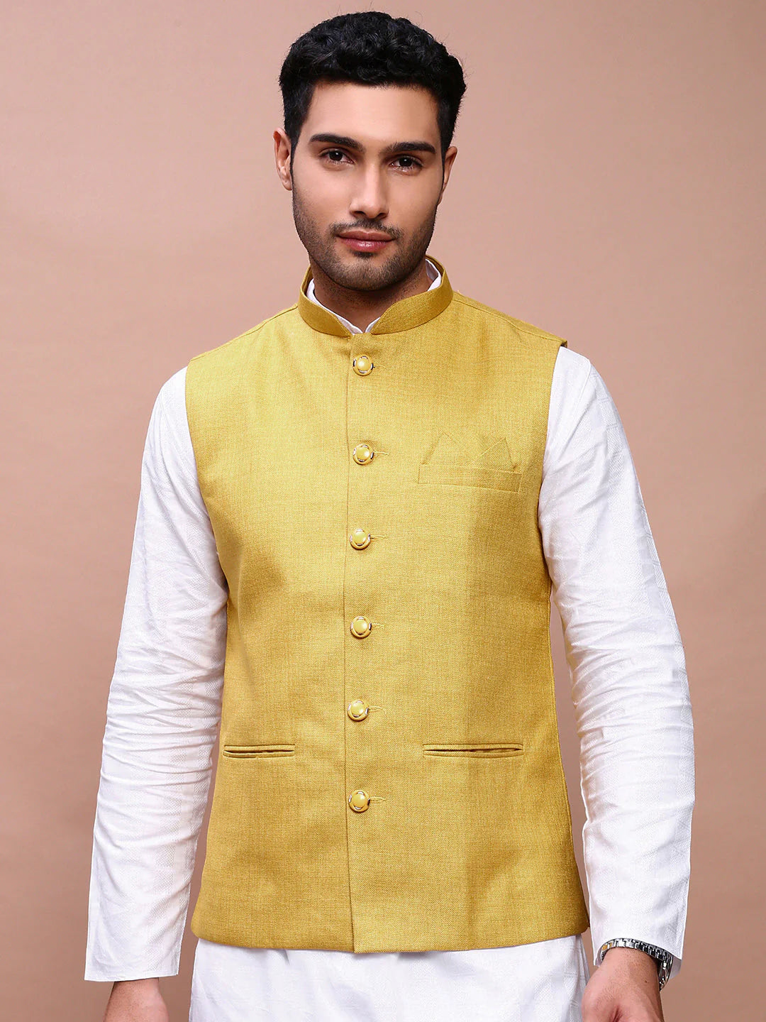 Gelbe Nehru Jacket Herren Slim Fit Vorderansicht Haldi Mehndi Indische Weste über weißem Kurta Pyjama