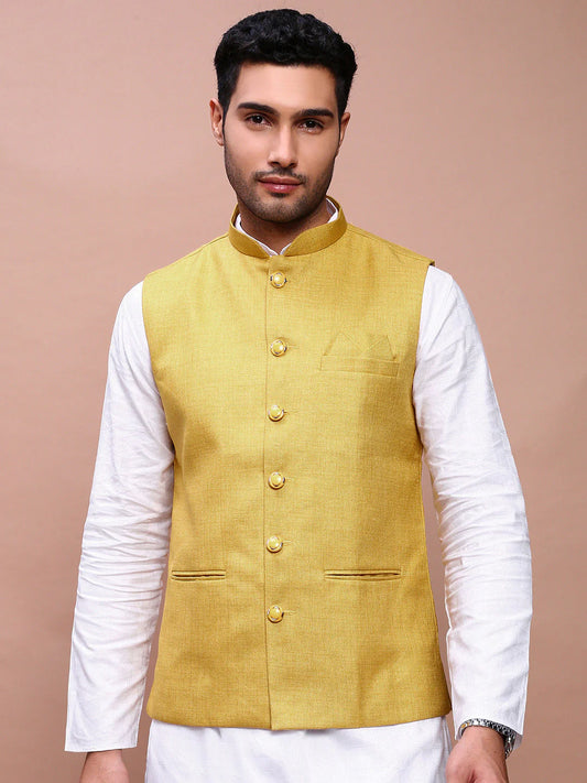 Gelbe Nehru Jacket Herren Slim Fit Vorderansicht Haldi Mehndi Indische Weste über weißem Kurta Pyjama
