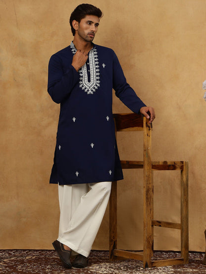 Herren Kurta Pyjama Set in Dunkelblau mit Stickerei
