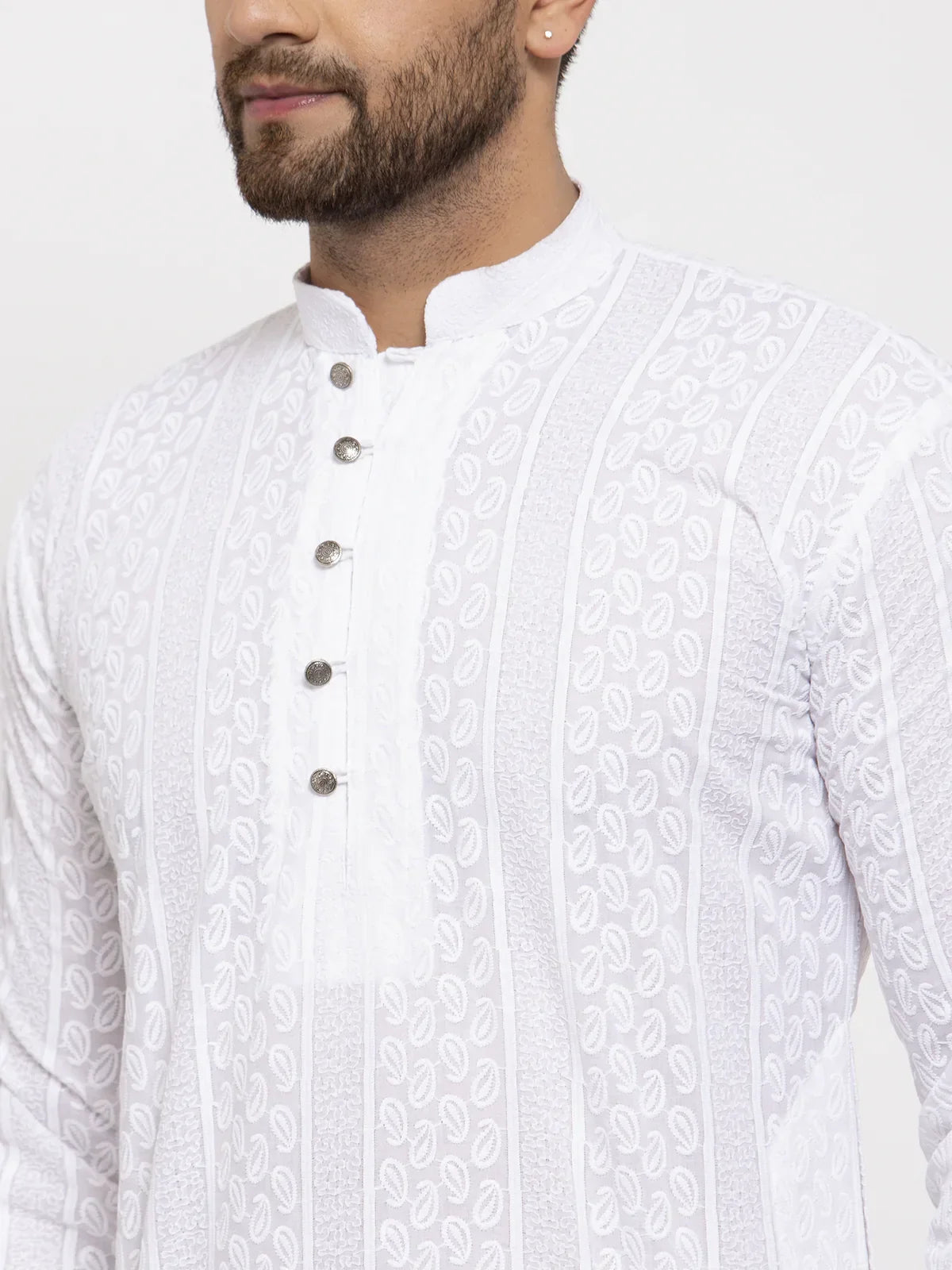 Weißer Kurta Pyjama Herren Nahaufnahme Detailansicht Stickerei Indische Kleidung