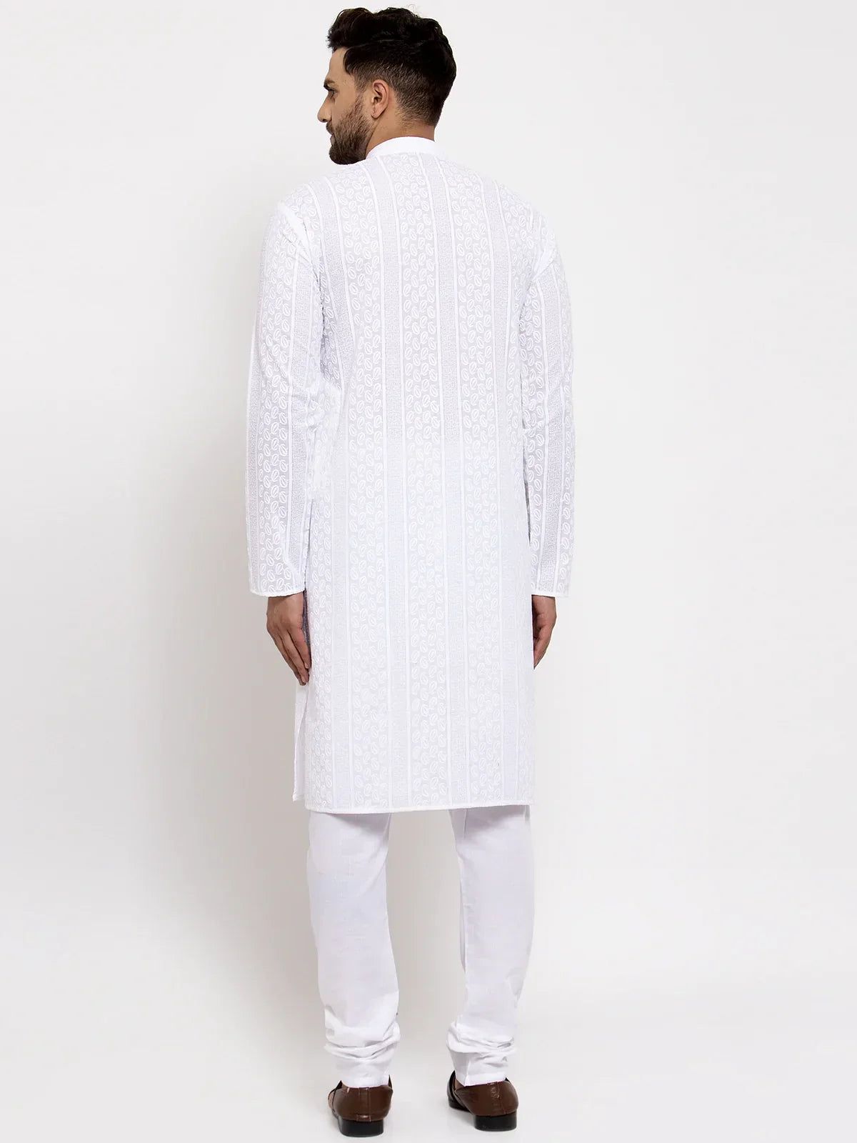 Weißer Kurta Pyjama Herren Rückenansicht Ganzkörper mit Stickerei Indische Kleidung