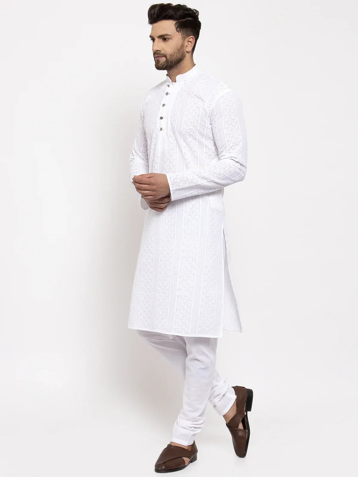 Weißer Kurta Pyjama Herren linke Seitenansicht Ganzkörper mit Stickerei Indische Kleidung