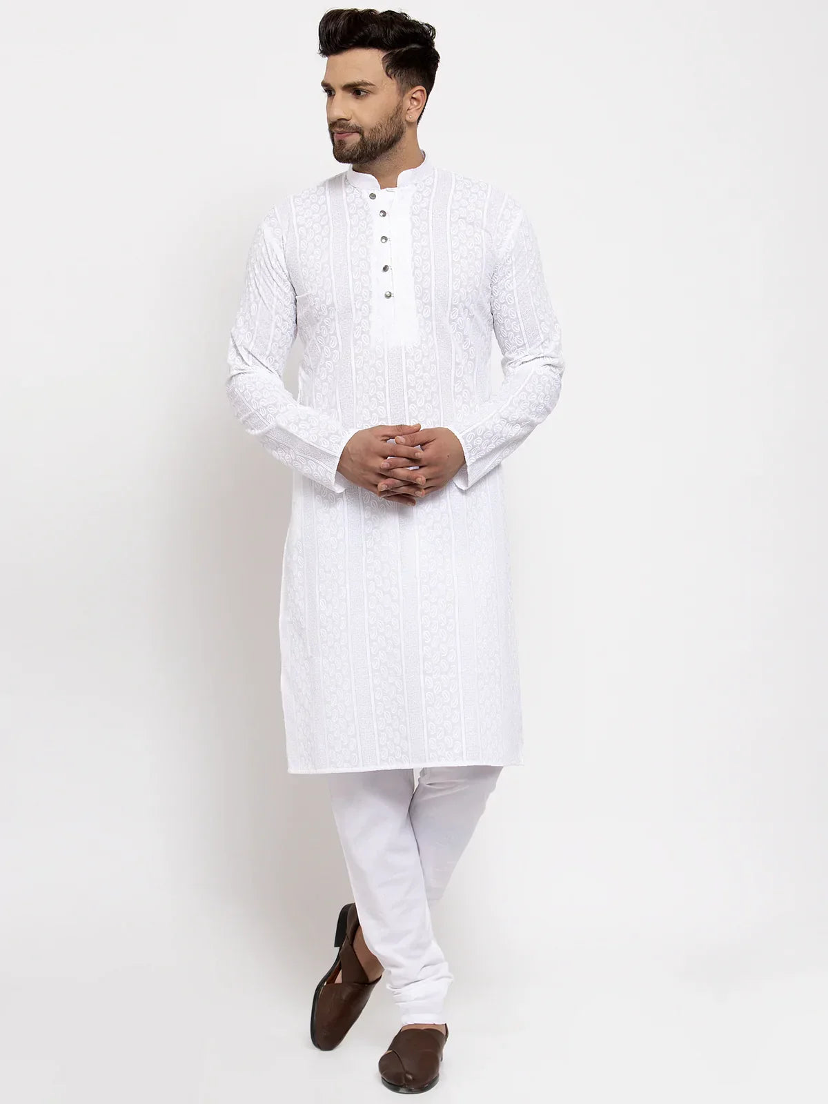 Weißer Kurta Pyjama Herren Vorderansicht Ganzkörper mit feiner Stickerei Indische Kleidung